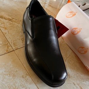 Black slip resistant brand new men’s shoes